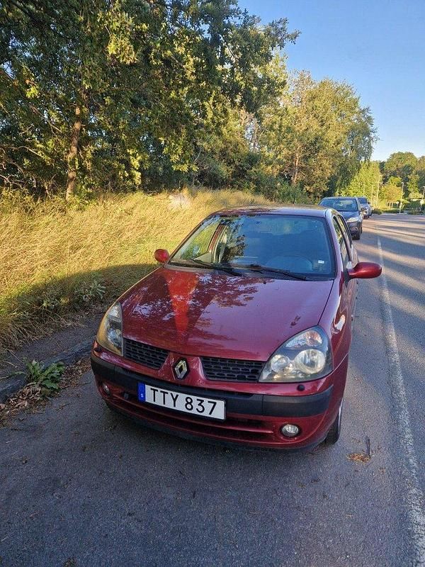 Röd Begagnad 2003 Renault Clio II Privilege Halvkombi | 14 500 kr (Lite dyr) - Bild 1/4