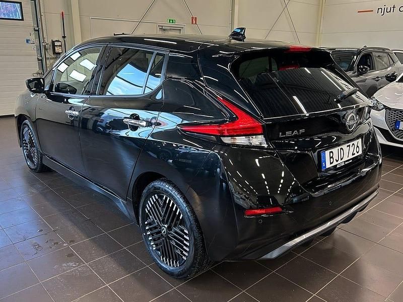 Begagnad Nissan Leaf 360º 160 kW (218 HK) 2023 Svart Halvkombi