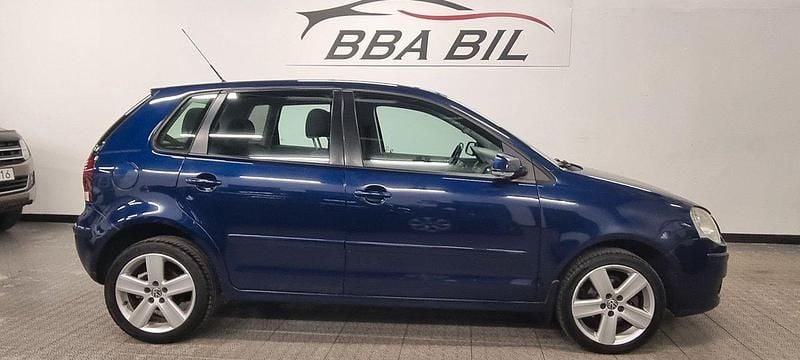 Mörkblå (blå) Begagnad 2009 VW Polo Comfortline Halvkombi | 39 900 kr (Marknadspris) - Bild 1/4