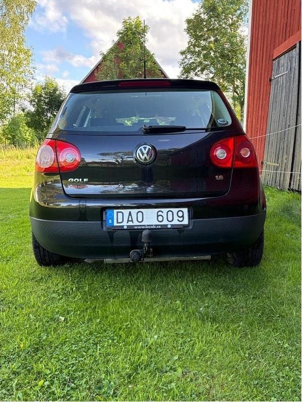 Svart Begagnad 2006 VW Golf V Trendline Halvkombi | 38 000 kr (Marknadspris) - Bild 1/1