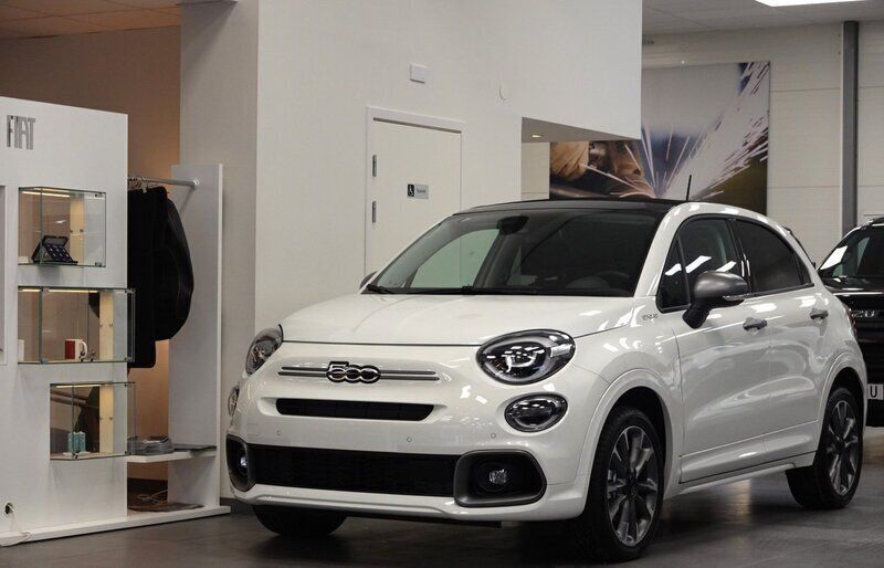 Vit Begagnad 2023 Fiat 500X Dolcevita SUV | 384 900 kr - Bild 1/4