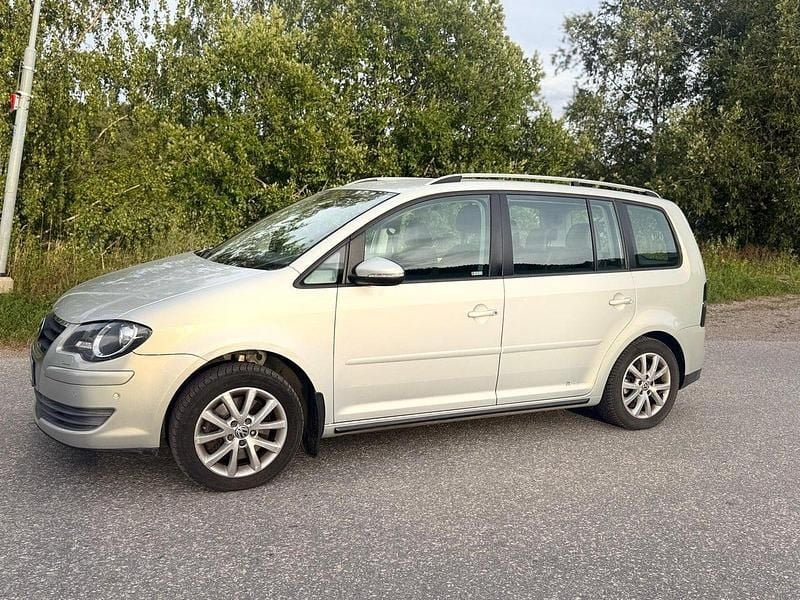 Brun Begagnad 2010 VW Touran Trendline Minibuss | 49 900 kr (Marknadspris) - Bild 1/4