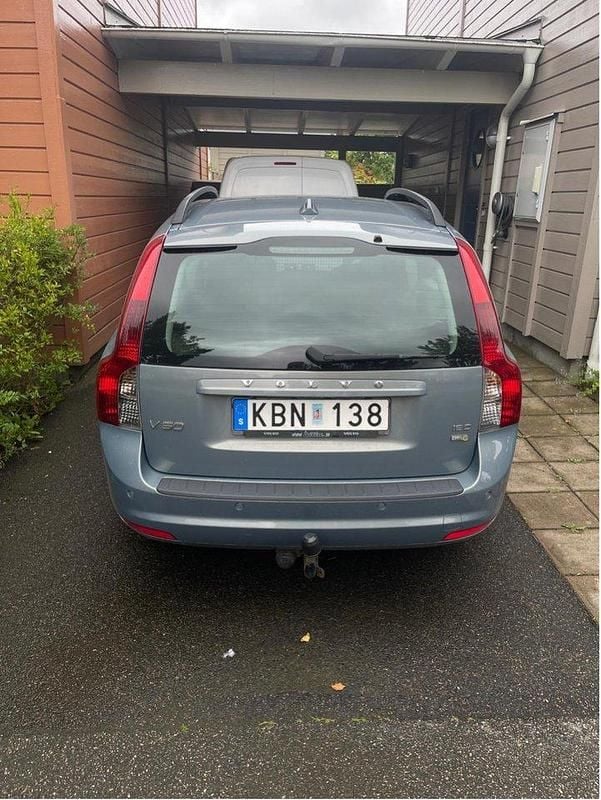 Blå Begagnad 2010 Volvo V50 Momentum Kombi | 44 000 kr (Marknadspris) - Bild 1/4