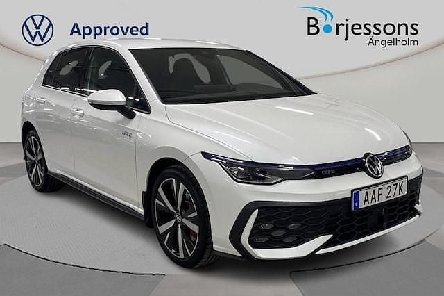 Vit Begagnad 2024 VW Golf VIII GTE Halvkombi | 479 000 kr - Bild 1/4