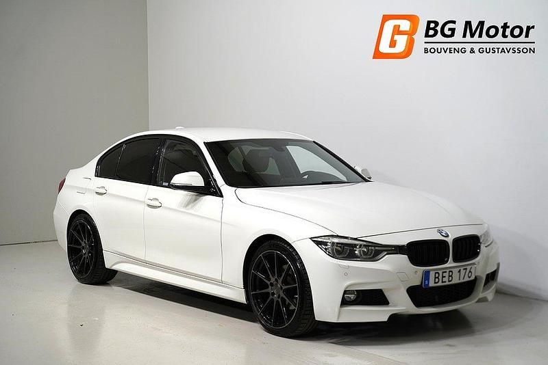 Vit Begagnad 2016 BMW 320 M Sport Sedan | 169 900 kr (Dyr) - Bild 1/4