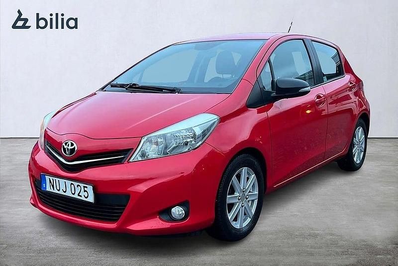 Röd Begagnad 2013 Toyota Yaris Active Halvkombi | 59 900 kr (Bra pris) - Bild 1/3