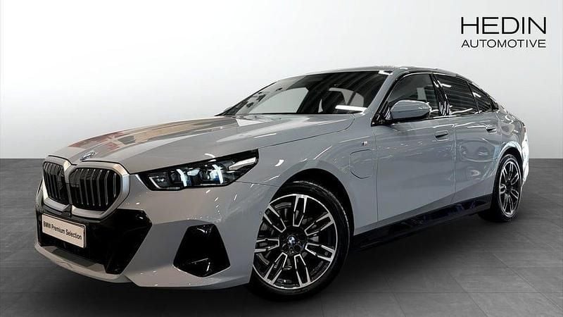 Grå Begagnad 2025 BMW 530 M Sport Sedan | 638 700 kr - Bild 1/4