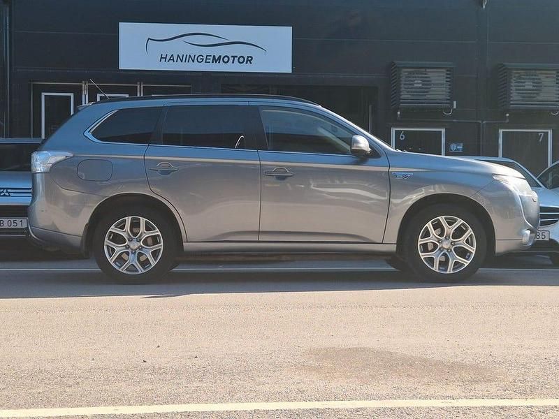 Grå Begagnad 2014 Mitsubishi Outlander SUV | 109 900 kr - Bild 1/4