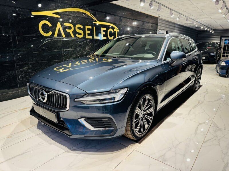 Mörkblå (blå) Begagnad 2021 Volvo V60 Momentum Kombi | 258 000 kr (Marknadspris) - Bild 1/4