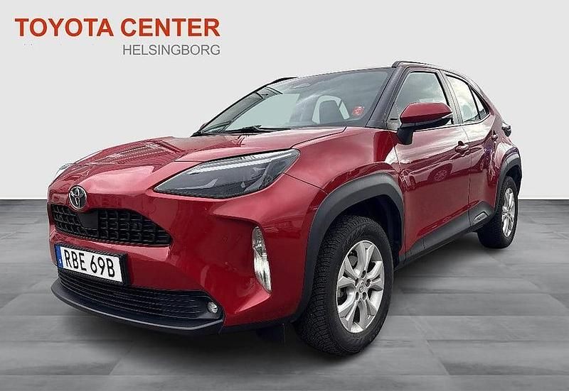 Röd Begagnad 2024 Toyota Yaris Cross Active SUV | 279 900 kr (Marknadspris) - Bild 1/4