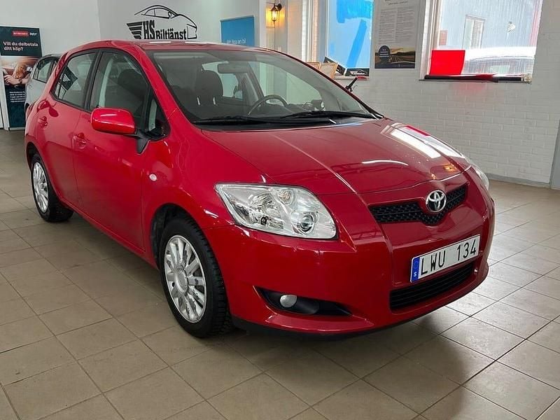 Begagnad Toyota Auris 124 HK (91 kW) 2008 Röd Halvkombi