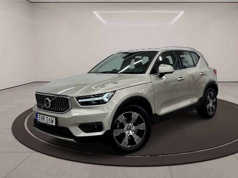 Ljusbrun (brun) Begagnad 2019 Volvo XC40 Inscription SUV | 324 900 kr (Marknadspris) - Bild 1/3