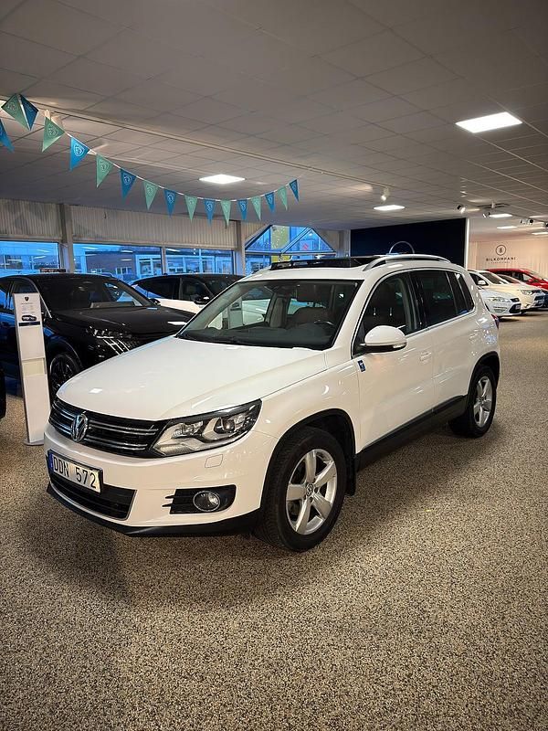Vit Begagnad 2012 VW Tiguan SUV | 119 900 kr (Marknadspris) - Bild 1/4