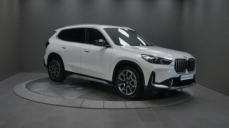 Vit Begagnad 2023 BMW iX1 xLine SUV | 479 000 kr (Marknadspris) - Bild 1/3