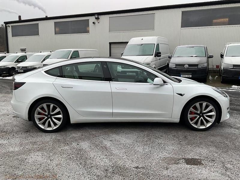 Begagnad Tesla Model 3 Performance 461 kW (627 HK) 2019 Vit Sedan