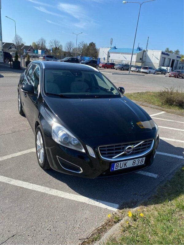 Svart Begagnad 2012 Volvo V60 Summum Kombi | 119 000 kr (Marknadspris) - Bild 1/4