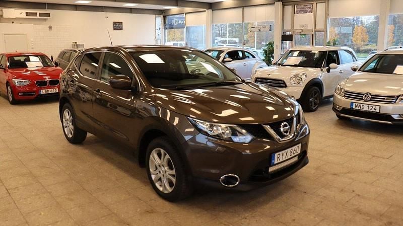 Brun Begagnad 2017 Nissan Qashqai SUV | 119 900 kr (Bra pris) - Bild 1/4