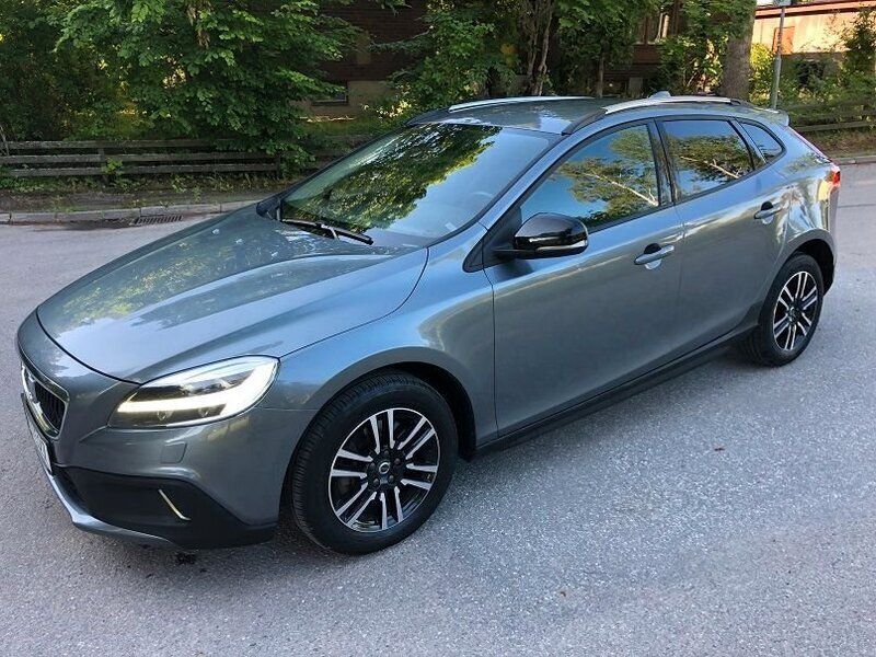 Grå Begagnad 2017 Volvo V40 CC Momentum Kombi | 177 900 kr (Marknadspris) - Bild 1/4