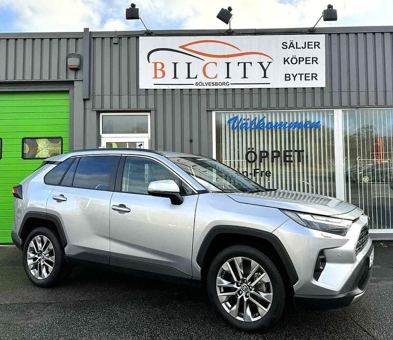 Silver Begagnad 2024 Toyota RAV4 Hybrid Executive SUV | 449 000 kr (Bra pris) - Bild 1/4