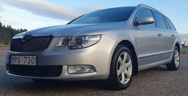 Begagnad 2011 Skoda Superb Kombi | 75 000 kr (Marknadspris) - Bild 1/4