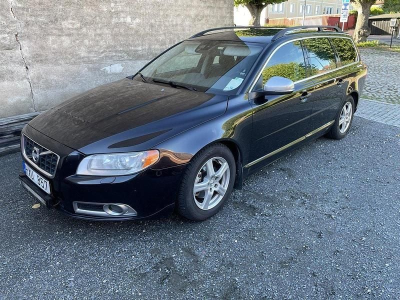 Svart Begagnad 2012 Volvo V70 R-Design Momentum Kombi | 69 500 kr (Marknadspris) - Bild 1/4