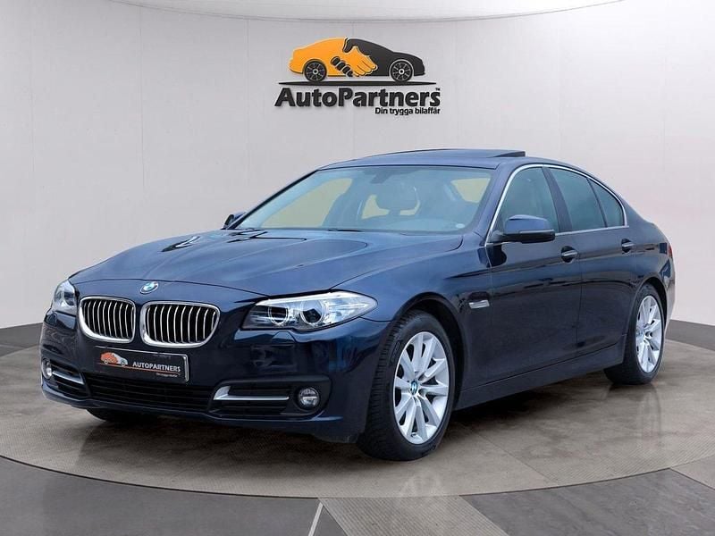 Blå Begagnad 2016 BMW 520 M Sport Sedan | 208 900 kr (Marknadspris) - Bild 1/4
