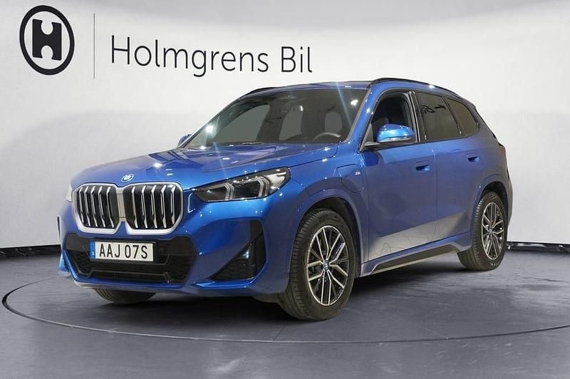 Portimao blue Begagnad 2025 BMW X1 M Sport SUV | 529 900 kr (Marknadspris) - Bild 1/4