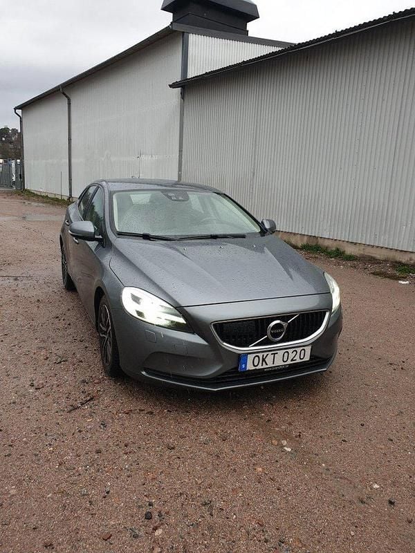 Grå Begagnad 2017 Volvo V40 Momentum Halvkombi | 135 000 kr (Marknadspris) - Bild 1/3