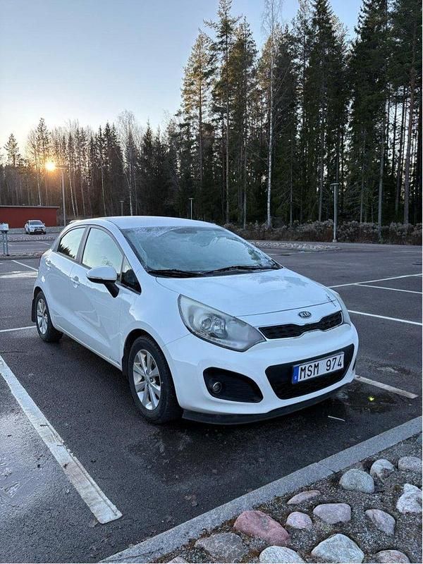Vit Begagnad 2012 Kia Rio Halvkombi | 62 000 kr (Marknadspris) - Bild 1/4