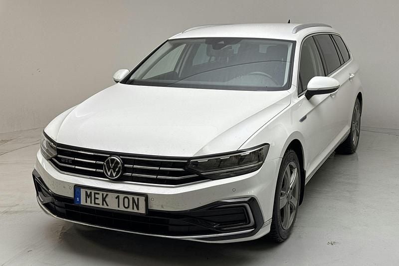 Vit Begagnad 2021 VW Passat GTE | 209 000 kr (Bra pris) - Bild 1/4