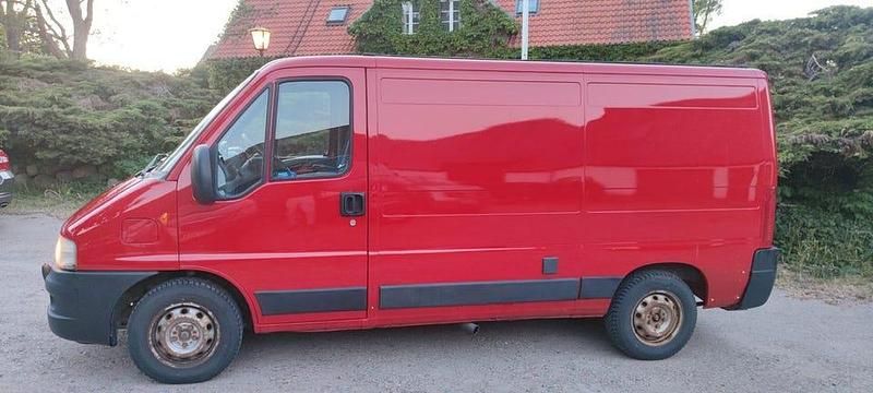 Begagnad Peugeot Boxer 101 HK (74 kW) 2004 Röd Van