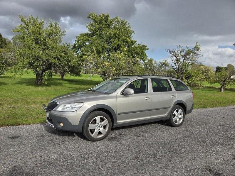 Brun Begagnad 2012 Skoda Octavia Scout Scout 4x4 Kombi | 50 000 kr (Marknadspris) - Bild 1/4