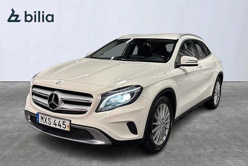 Vit Begagnad 2016 Mercedes GLA200 SUV | 159 900 kr (Marknadspris) - Bild 1/4