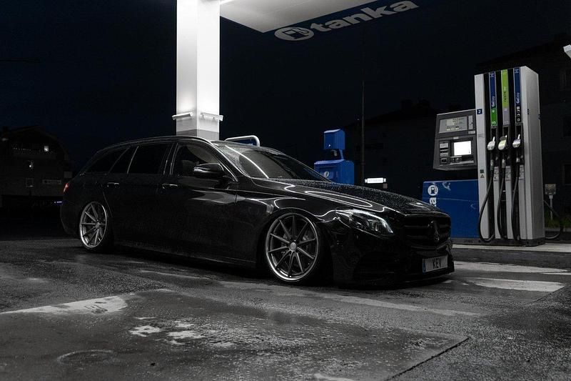 Svart Begagnad 2017 Mercedes E220 AMG line Kombi | 350 000 kr - Bild 1/4