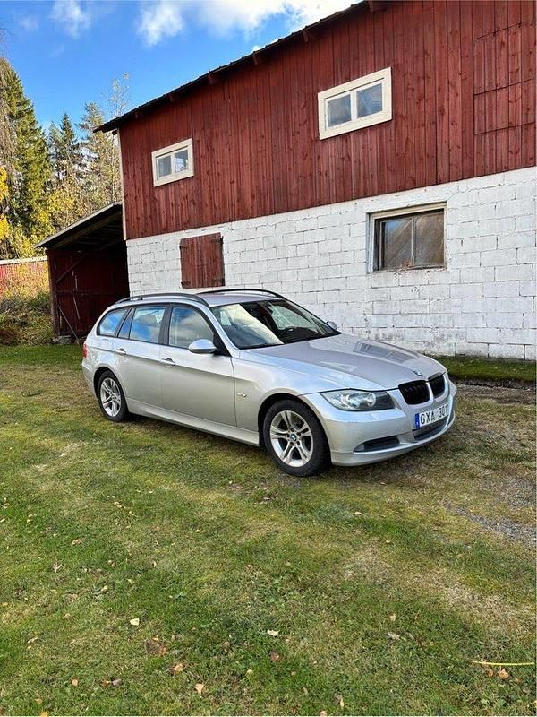 Grå Begagnad 2008 BMW 320 Advantage Kombi | 37 000 kr (Marknadspris) - Bild 1/4