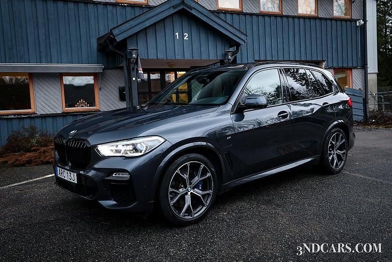 Grå Begagnad 2020 BMW X5 iPerformance SUV | 619 900 kr (Dyr) - Bild 1/4