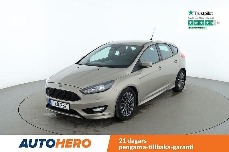 Grå Begagnad 2016 Ford Focus ST-Line Halvkombi | 127 000 kr (Lite dyr) - Bild 1/4