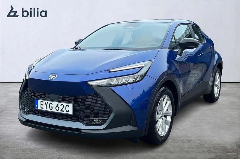 Blå Ny 2025 Toyota C-HR Active SUV | 317 500 kr (Marknadspris) - Bild 1/4