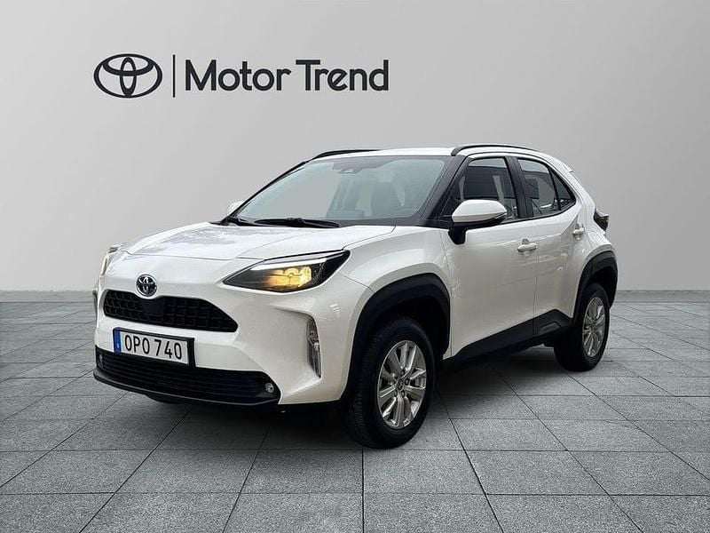 Vit Begagnad 2023 Toyota Yaris Hybrid Active | 249 000 kr (Bra pris) - Bild 1/4