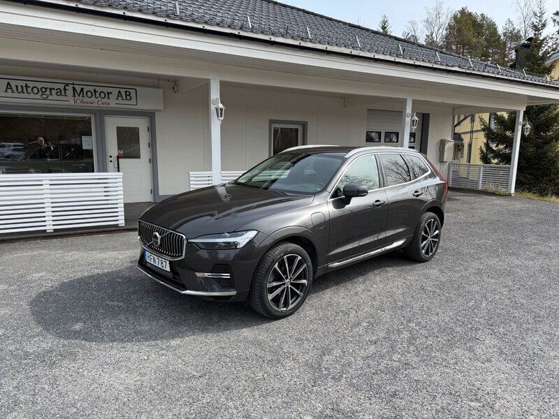 Grå Begagnad 2023 Volvo XC60 Core SUV | 429 900 kr (Marknadspris) - Bild 1/4