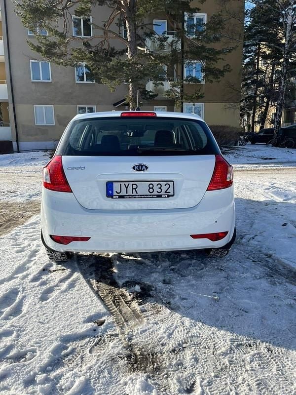 Begagnad Kia Ceed 125 HK (91 kW) 2010 Halvkombi