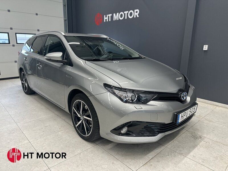Ljusgrå Begagnad 2018 Toyota Auris Touring Sports Kombi | 179 000 kr (Marknadspris) - Bild 1/3