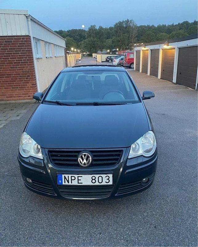Grå Begagnad 2008 VW Polo Comfortline Halvkombi | 45 000 kr (Lite dyr) - Bild 1/4