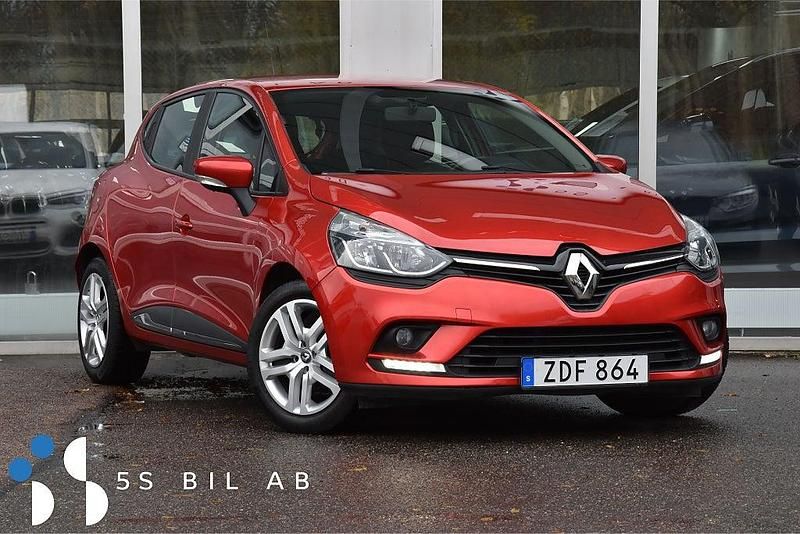 Röd Begagnad 2017 Renault Clio IV Zen Halvkombi | 84 900 kr (Marknadspris) - Bild 1/4