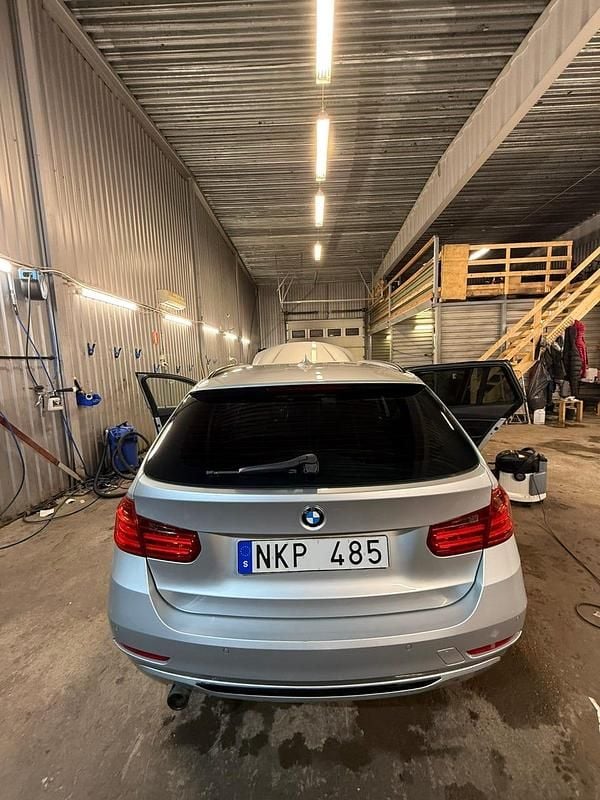 Begagnad BMW 320 Sport Line 184 HK (135 kW) 2013 Silver Kombi