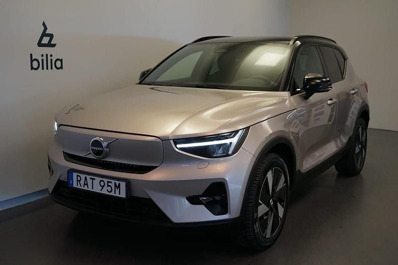 Ljusgrå (grå) Begagnad 2024 Volvo XC40 Plus SUV | 449 500 kr (Bra pris) - Bild 1/3