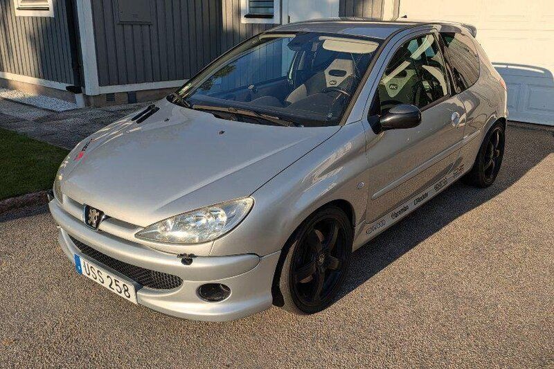 Grå Begagnad 2004 Peugeot 206 RC Halvkombi | 35 000 kr (Lite dyr) - Bild 1/4