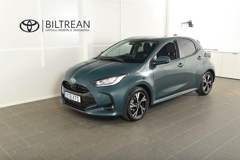 Grön metallic Begagnad 2025 Toyota Yaris Hybrid Active Halvkombi | 259 900 kr (Marknadspris) - Bild 1/4