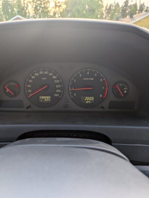 Röd Begagnad 2001 Volvo XC70 SUV | 19 000 kr (Superpris) - Bild 1/4