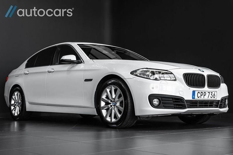 Vit Begagnad 2014 BMW 520 Sedan | 149 000 kr (Lite dyr) - Bild 1/4